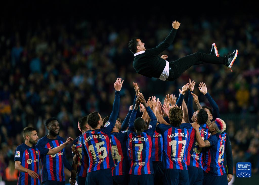 巴塞罗那队队长布斯克茨（前中）举起西甲冠军奖杯庆祝