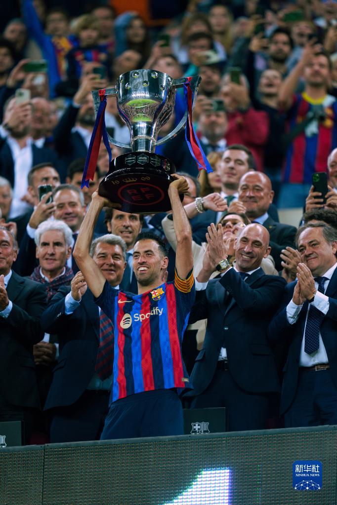 巴塞罗那队队长布斯克茨（前中）举起西甲冠军奖杯庆祝